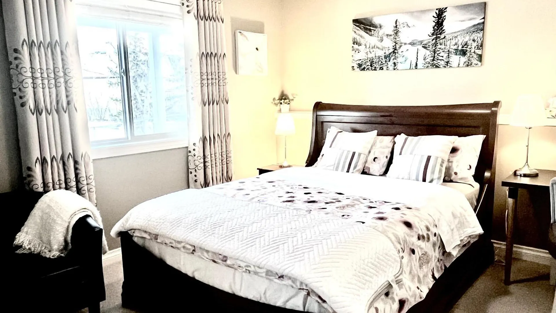 Cozy Walkout Suite With King Bed, Kitchen, Parking & Patio YYC Kanada