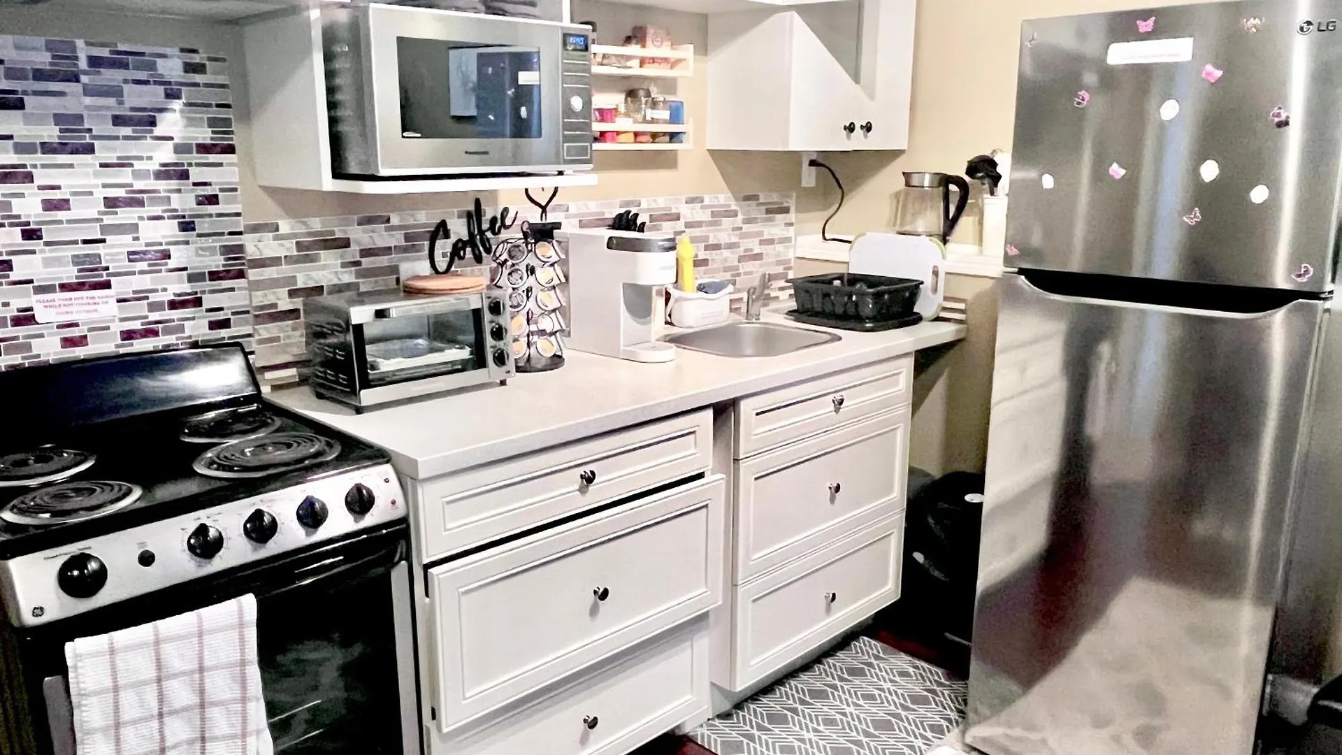 Cozy Walkout Suite With King Bed, Kitchen, Parking & Patio YYC