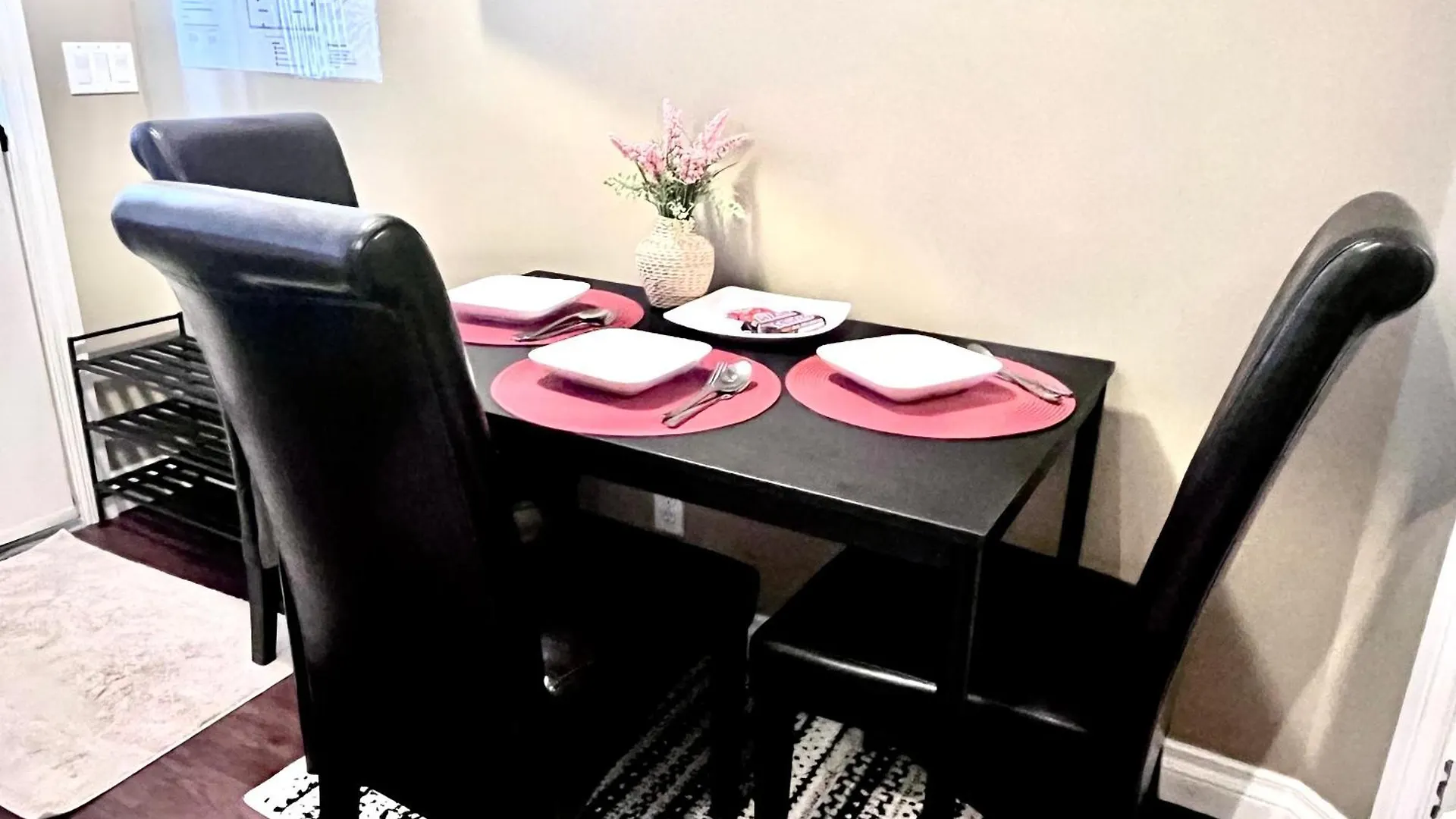 Cozy Walkout Suite With King Bed, Kitchen, Parking & Patio YYC 0*,